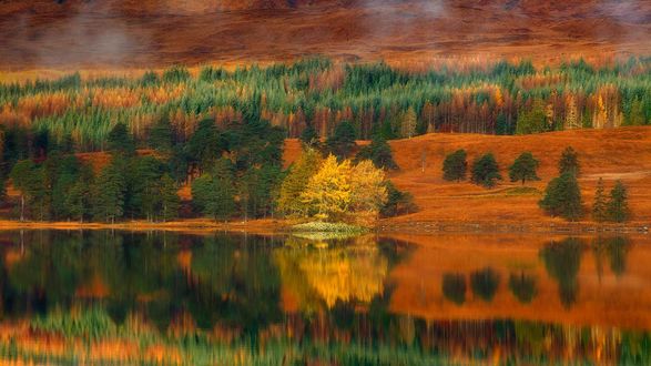 Обои на рабочий стол Осень во всей красе в Шотландии / Scotland на озере Лох-Талла / Loch Tulla