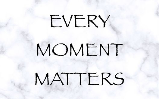 Обои на рабочий стол Фраз Every momets matters / Все моменты важны на белом фоне