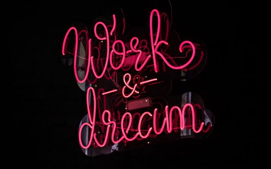 Обои на рабочий стол Неоновая надпись Work and Dream / Работай и мечтай