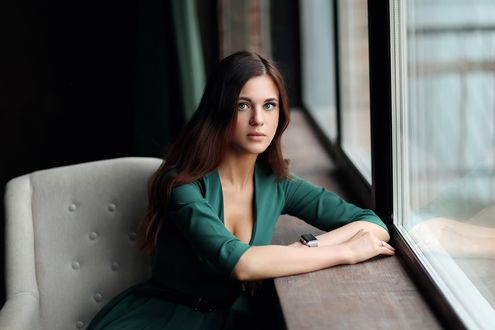 Обои на рабочий стол Модель Екатерина сидит у окна, фотограф Dmitry Arhar