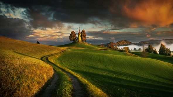 Обои на рабочий стол Дорога к церкви осенью, Slovenia / Словения, фотограф Krzysztof Browko