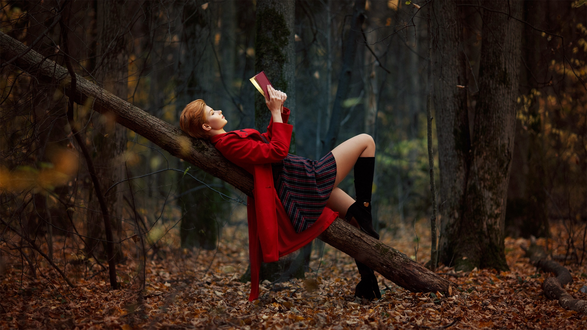 Обои на рабочий стол Девушка Anastasia Zhilina читает книгу в лесу