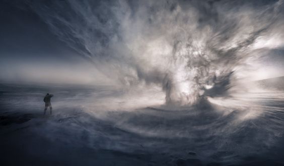 Обои на рабочий стол Мужчина стоит возле Snow Tornado / Снежного торнадо, фотограф Marc Adamus