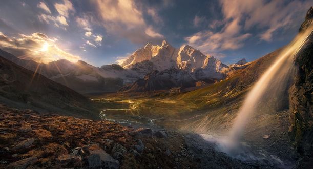 Обои на рабочий стол Горная долина с водопадом, фотограф Marc Adamus