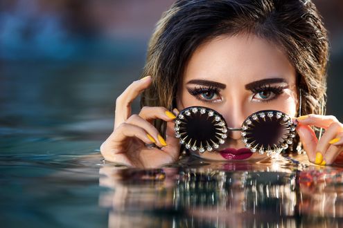 Обои на рабочий стол Модель Yuni Cabral с гламурными очками в воде