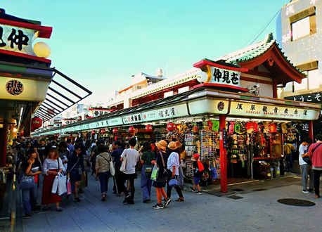 Обои на рабочий стол Оживленная торговля на улице в Tokyo / Токио, Japan / Япония