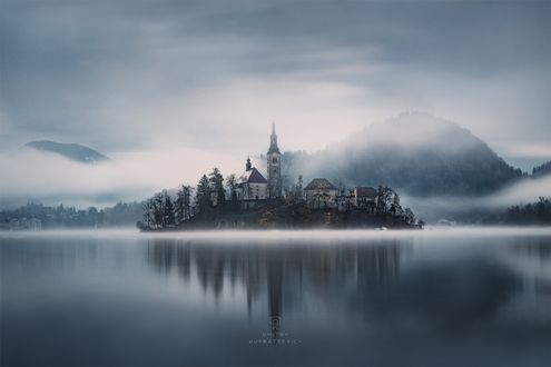 Обои на рабочий стол Мрачное осеннее утро на озере Bled, Slovenia / Блед, Словения, фотограф Dmitry Kupratsevich