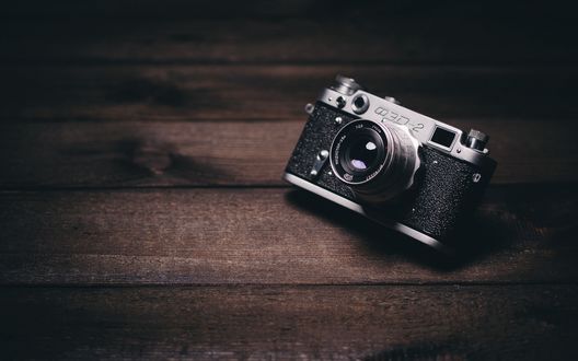 Обои на рабочий стол Старый фотоаппарат на дощатом покрытии