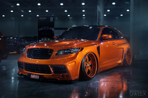 Обои на рабочий стол Оранжевый Infiniti FX35 в тюнинге стоит на выставке The Moscow Tuning Show / Московское Тюнинг-шоу, by Mikhail Sharov