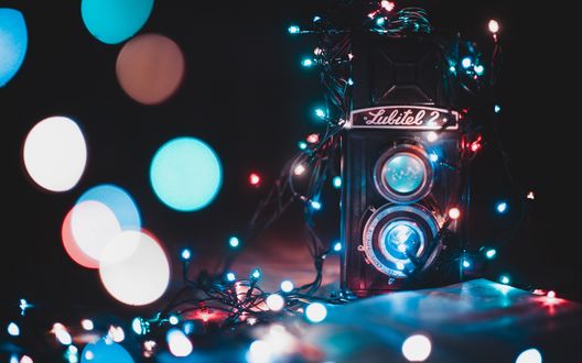 Обои на рабочий стол Ретро фотоаппарат Lubitel 2 среди гирлянды