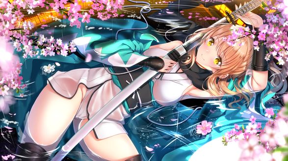 Обои на рабочий стол Сейбер / Saber (Sakura Saber) с катаной в руке лежит в воде в окружении цветущей сакуры, персонаж из мобильной онлайн-игры Fate / Grand Order, art by swordsouls