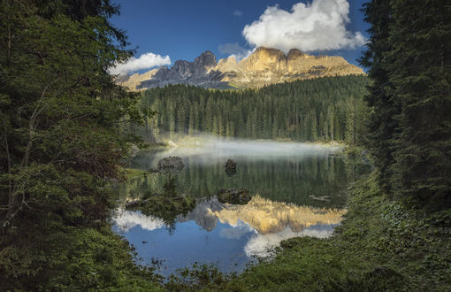 Обои на рабочий стол Туман на озере среди леса у подножья гор, Italy / Италия, фотограф Alexandr Bezmolitvenny