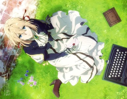Обои на рабочий стол Violet Evergarden / Вайолет Эвергардэн сидит на траве перед печатной машинкой из аниме Violet Evergarden, by Fujita Haruka