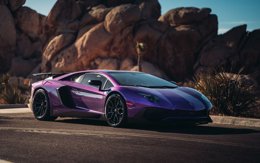Обои на рабочий стол Фиолетовый Lamborghini Aventador LP 750-4 SV стоит на шоссе в прерии