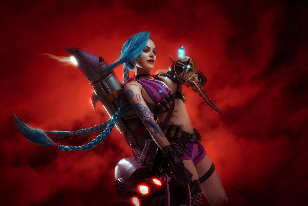 Обои для рабочего стола Косплей-модель Christina Fink в образе Jinx / Джинкс из игры Лига Легенд / League of Legends, by Aku