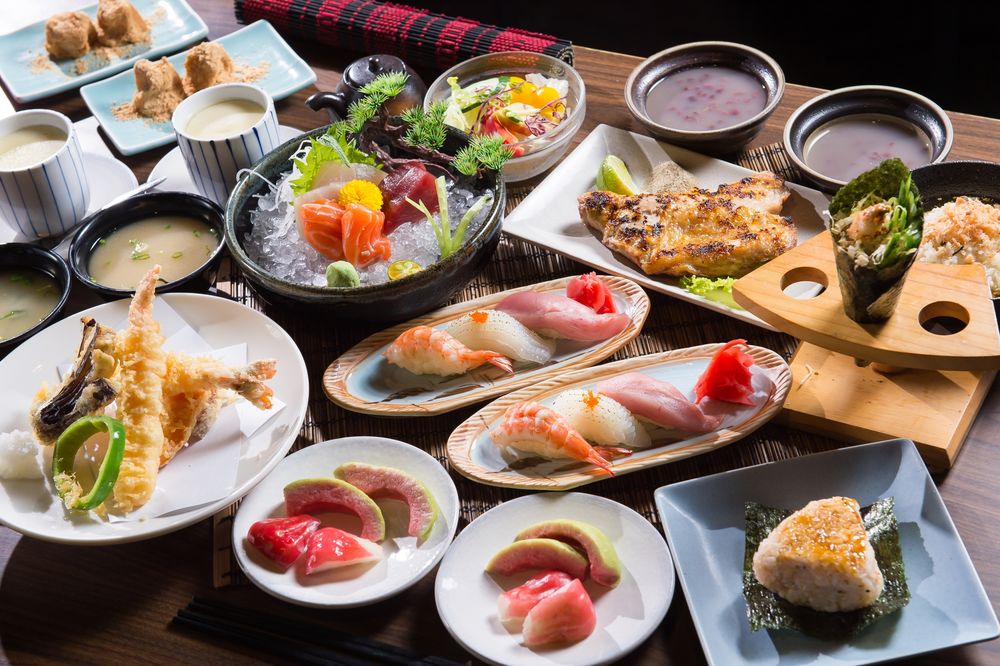 Обои для рабочего стола Японская кухня: блюда с ассорти из суши, креветки в кляре, супы и нарезка из сырой рыбы