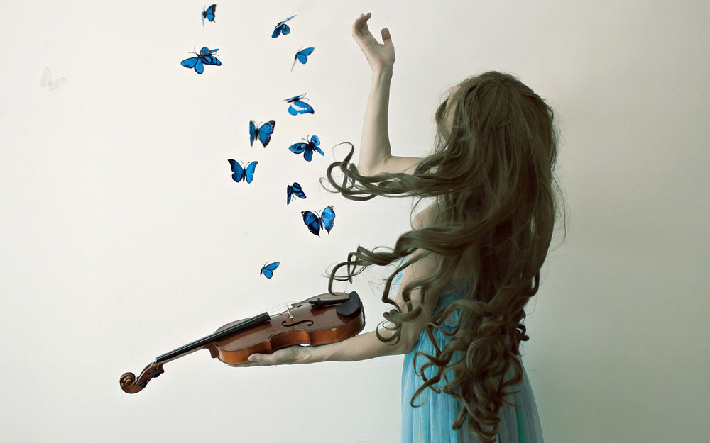 Обои для рабочего стола Девушка со скрипкой в руках и голубые бабочки над ней, фотограф Sus Blanco