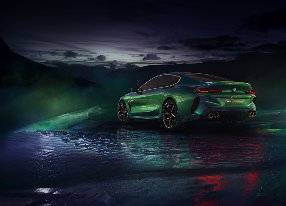Обои для рабочего стола Зеленый BMW Concept M8 Gran Coupe стоит на льду на фоне гор под пасмурным небом