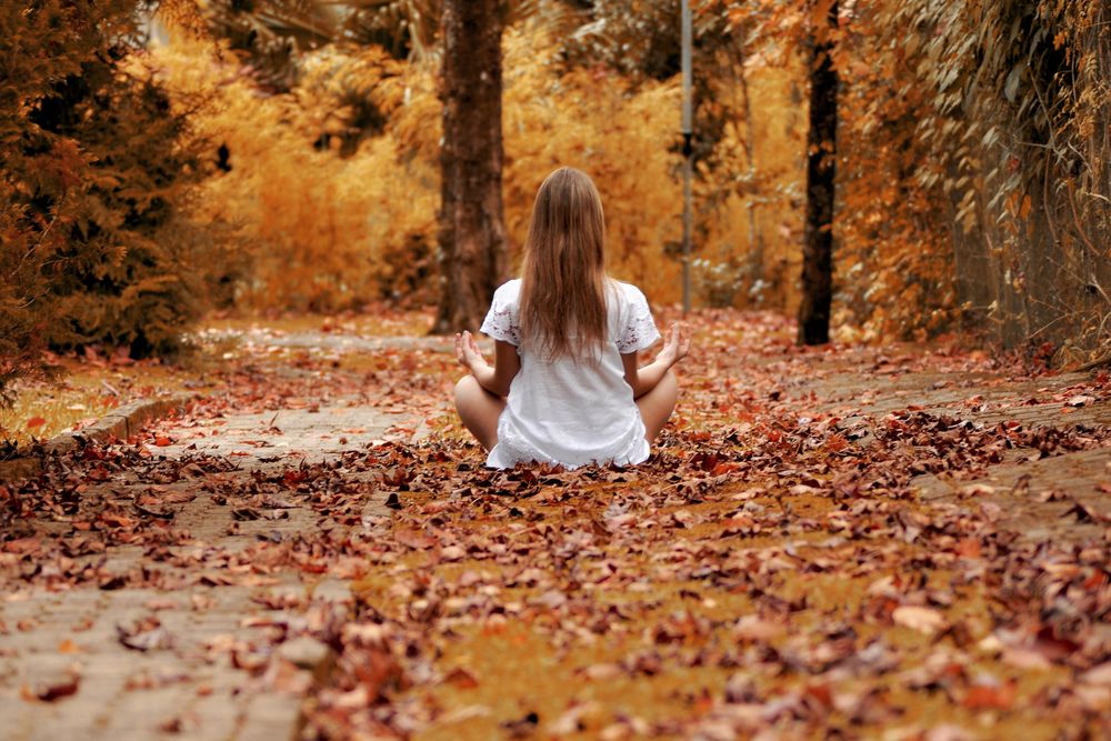 Обои для рабочего стола Девушка медитирует сидя на опавших листьях, осень, by Ractapopulous