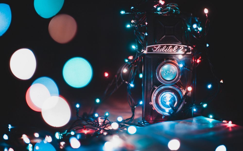 Обои для рабочего стола Ретро фотоаппарат Lubitel 2 среди гирлянды