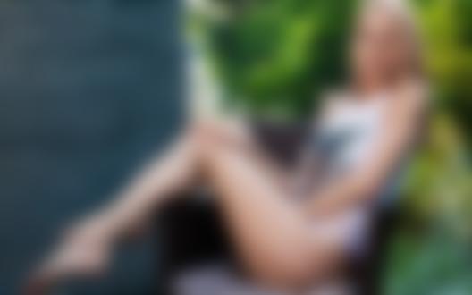 Обои для рабочего стола Модель NancyAce Nancy в футболке сидит в кресле