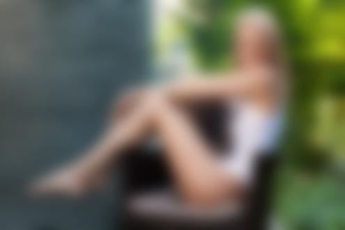 Обои для рабочего стола Модель NancyAce Nancy в футболке сидит в кресле