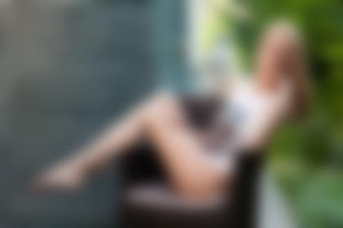 Обои на рабочий стол Модель NancyAce Nancy в футболке сидит в кресле