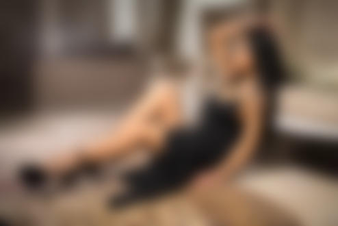 Обои для рабочего стола Модель Marina Shimkovitz демонстрирует ножки, сидя на полу комнаты