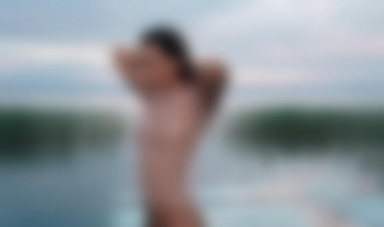 Обои для рабочего стола Девушка стоит в воде. Фотограф Роман Филиппов