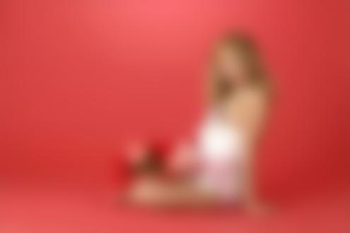 Обои на рабочий стол Фотомодель Lilya с букетом
