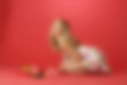 Обои для рабочего стола Фотомодель Lilya с букетом