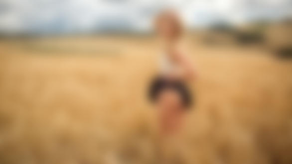 Обои на рабочий стол Девушка на поле. Фотограф Peter Paszternak
