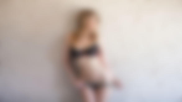 Обои на рабочий стол Roxanne Dawn в кружевном нижнем белье на фоне бежевой стены с лепниной