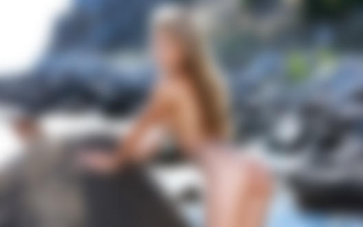 Обои для рабочего стола Обнаженная латвийская фотомодель Inga C (Polina), украшенная бусами, позирует на природе, размытый фон
