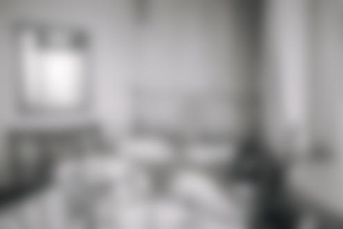 Обои на рабочий стол Модель Анастасия Щеглова лежит на постели. Фотограф Максим Евмененко