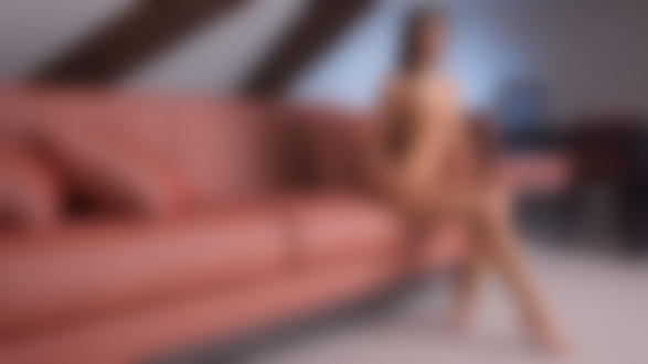 Обои для рабочего стола Обнаженная фотомодель Melisa Mendini / Мелиса Мендини сидит на краю дивана