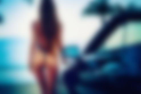 Обои на рабочий стол Девушка в купальнике стоит к нам спиной у авто, by sensual bokeh
