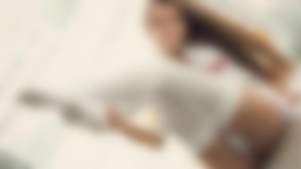 Обои для рабочего стола Michelle Jean с поднятыми ножками в гольфах