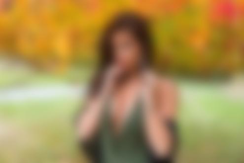 Обои для рабочего стола Шелли Ли / Shelly Lee на фоне осенней листвы