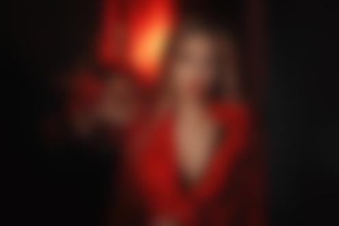 Обои для рабочего стола Модель Карина Керина в красном платье на темном фоне, фотограф Александр Дробков