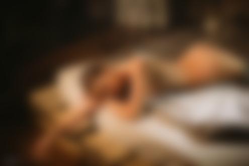 Обои на рабочий стол Обнаженная Disha Shemetova на постели. Фотограф Maksim Chuprin