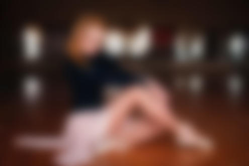 Обои для рабочего стола Балерина сидит в студии на полу. Фотограф Denis Petrov