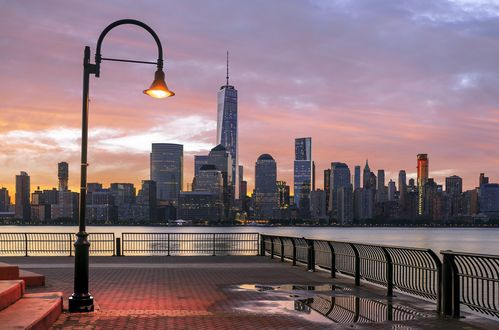 Обои на рабочий стол Lamp, Lower Manhattan, городской фонарь на набережной, Нижний Манхэттен Нью-Йорк / New York, США / USA