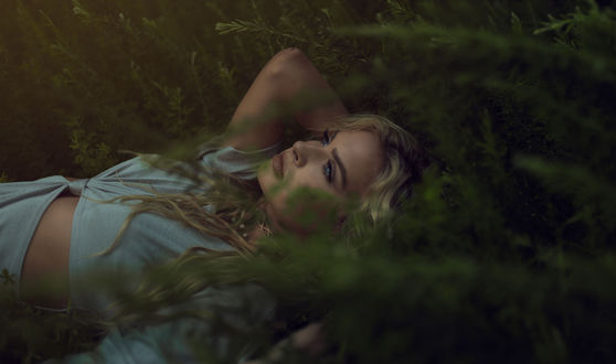 Обои на рабочий стол Модель Anna Grace лежит в траве, by Isai Zepeda