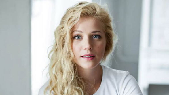 Обои на рабочий стол Актриса Карина Андоленко