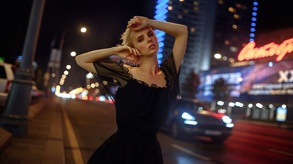 Обои на рабочий стол Модель Тая стоит на фоне ночного города. Фотограф Георгий Чернядьев