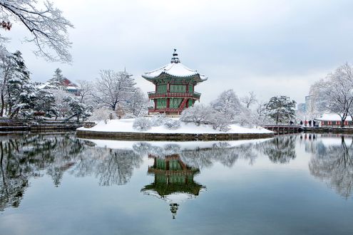 Обои на рабочий стол Gyeongbok Palace, дворцовый комплекс Кенбоккун, Сеул, Корея / Korea, зимний пейзаж с прудом и павильоном