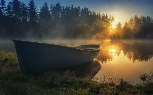 Обои на рабочий стол Лодка у берега на фоне заката. Фотограф Genadi Dochev