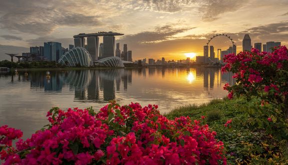 Обои на рабочий стол Вечерний вид на отель Marina bay sands / Марина Бэй Сэндс со стороны залива, Republic of Singapore / Республика Сингапур