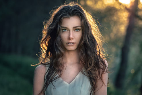 Обои на рабочий стол Девушка с длинными волосами на фоне боке, by Florian Pascual